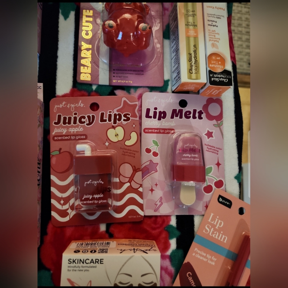 Assorted Women's Makeup Set - Picture 10 of 11